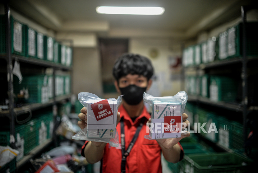Pekerja menunjukan obat Covid-19 di salah satu gerai ekspedisi Sicepat di Jalan K.S Tubun, Petamburan, Jakarta, Sabtu (17/7). Pemerintah Pusat resmi mendistribusikan obat Covid-19 secara gratis sebanyak 300.000 paket berupa multivitamin, Azithtromycin, dan Oseltamivir bagi pasien COVID-19 yang menjalani isolasi mandiri di Pulau Jawa dan Bali yang dikirim melalui jasa layanan ekspedisi. Reublika/Thoudy Badai