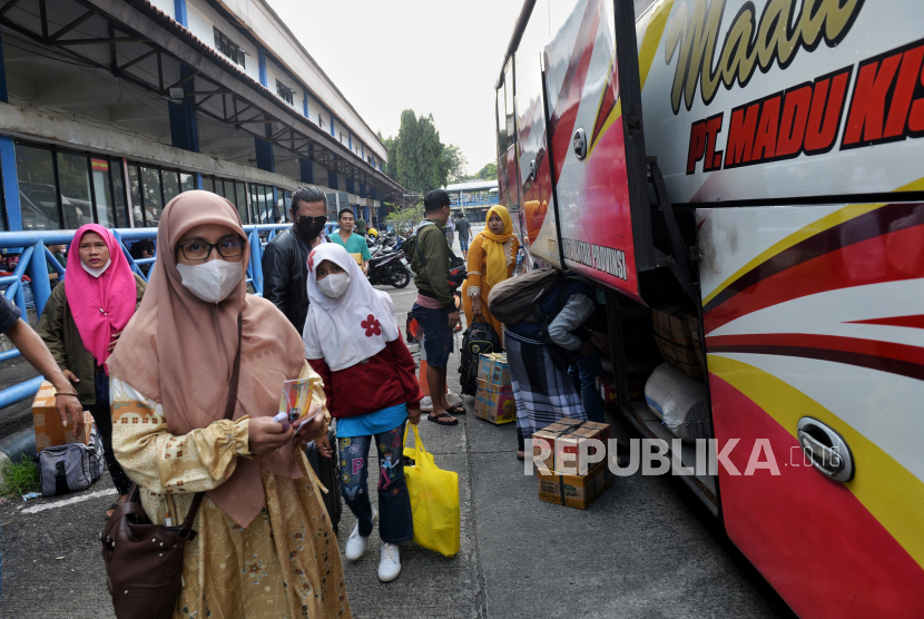 Penumpang bus di Terminal Kampung Rambutan, Jakarta.