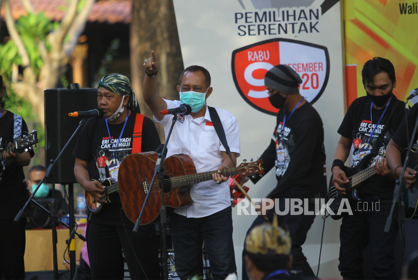 Calon Wakil Wali Kota Surabaya Armuji (tengah) mewakili pasangan nomor urut satu Eri Cahyadi-Armuji bermain gitar dan bernyanyi saat Deklarasi Kampanye Damai di Surabaya, Jawa Timur.