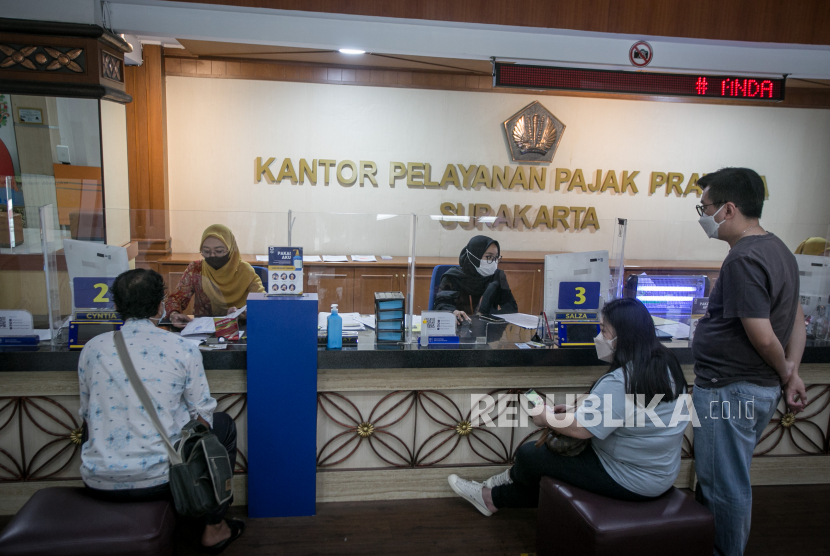 Petugas kantor pajak melayani warga berkonsultasi (ilustrasi). Kantor Wilayah Direktorat Jenderal Pajak Bali (Kanwil DJP Bali) berhasil mengumpulkan pajak sebesar Rp 4,7 triliun hingga semester I 2022 atau sebesar 61,39 persen dari target yang diberikan hingga akhir tahun sebesar Rp 7,7 triliun.