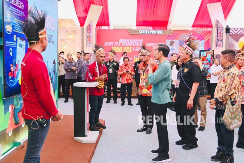 Presiden Joko Widodo (Jokowi) saat membuka sekaligus meresmikan Papua Street Carnival di area Kantor Gubernur Papua, Kota Jayapura, Jumat (7/7/2023).