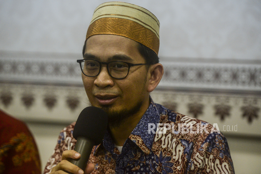 Ustaz Adi Hidayat menganjurkan keluarga Ridwan Kamil untuk sering membacakan Surat Al Fatihah dan Al An'am ayat ke-59 selama proses pencarian Eril. 