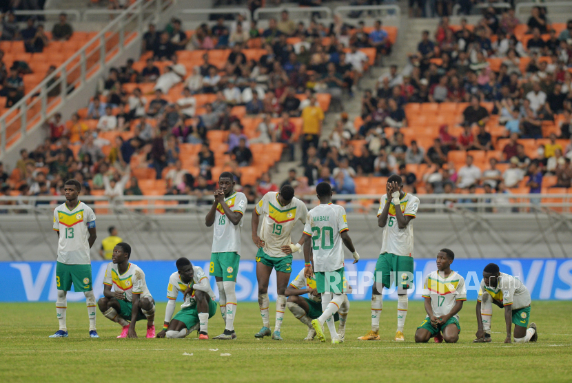 Ekspresi pemain timnas Senegal usai kalah melawan timnas Prancis pada babak 16 besar Piala Dunia U17 di Stadion Jakarta International Stadium (JIS), Jakarta, Rabu (22/11/2023). Timnas Prancis berhasil lolos ke babak perempat final usai berhasil mengalahkan timnas Senegal lewat adu penalti dengan skor 5-3.