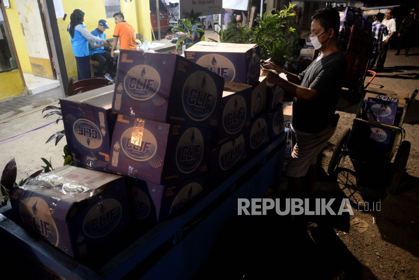 Pengurus RT mengecek data sebelum mendistribusikan bantuan sosial yang diberikan oleh pemprov DKI Jakarta pada warganya (ilustrasi)