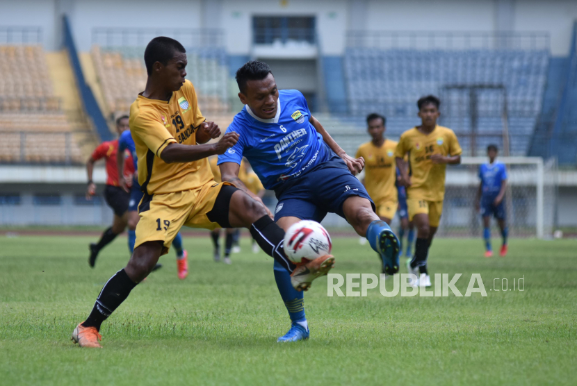 Ferdinand Sinaga mengontrol bola pada laga latihan antara Persib Bandung dan Tim Porda Kota Bandung di Gelora Bandung Lautan Api, Bandung, Sabtu (20/3).