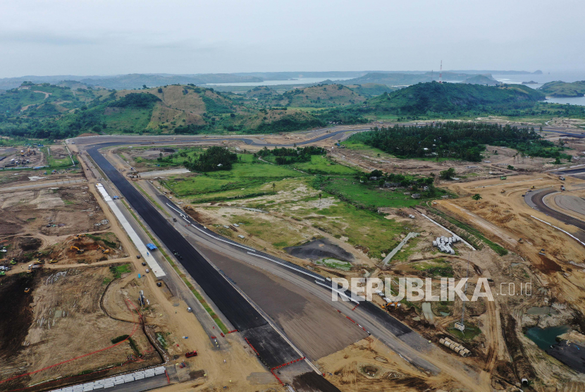 Foto udara pembangunan lintasan sirkuit pada proyek Mandalika International Street Circuit di Kawasan Ekonomi Khusus (KEK) Mandalika, Pujut, Praya, Lombok Tengah, Nusa Tenggara Barat, Selasa (6/4/2021). Pembangunan sirkuit itu ditargetkan selesai pada pertengahan tahun 2021.