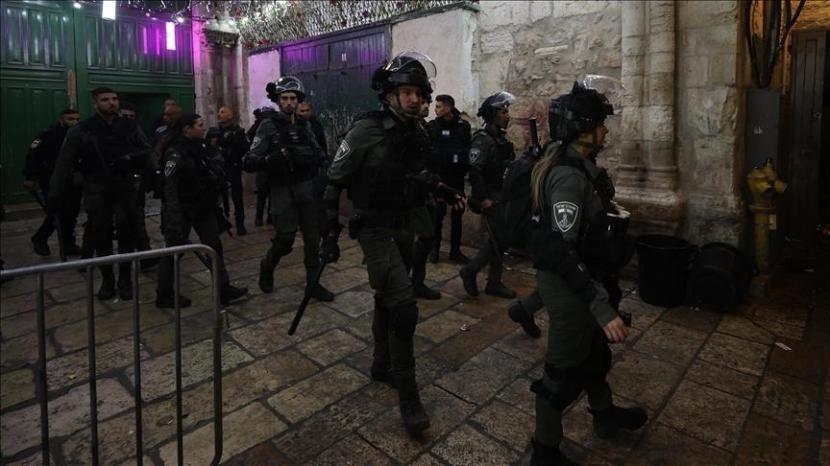 Polisi Israel pada Rabu (5/4/2023) menahan 350 warga Palestina di dalam kompleks Masjid Al Aqsa di Yerusalem Timur.