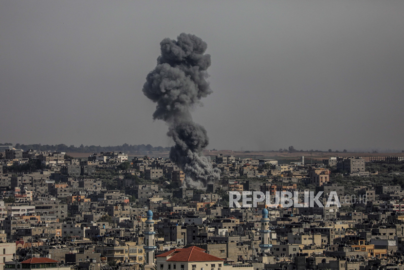 Asap mengepul setelah serangan udara Israel di Kota Gaza, 11 Mei 2021. Setidaknya satu wanita tewas setelah 130 roket yang ditembakkan oleh Hamas dari Jalur Gaza jatuh di Tel Aviv dan kota-kota tetangga Israel.