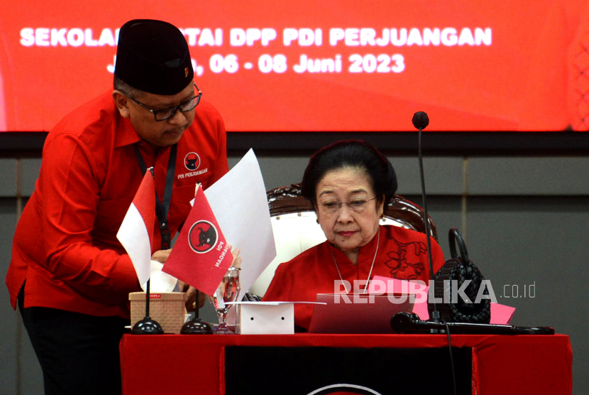 Ketua Umum PDIP Megawati Soekarnoputri berbincang bersama Sekjen PDIP Hasto Kristiyanto saat penutupan Rakernas III PDI Perjuangan di Sekolah Partai DPP PDIP, Jakarta, Kamis (8/6/2023). Rakernas III PDI Perjuangan menghasilkan 17 rekomendasi eksternal diantaranya mendukung pemerintahan Presiden Joko Widodo dalam memberantas kemiskinan ekstrim dan stunting, mewujudkan kedaulatan pangan dan energi, menginstruksikan kader untuk memenangkan Ganjar Pranowo dalam Pilpres 2024 serta mendorong Pemilu dan Pilpres berjalan jujur dan adil. 