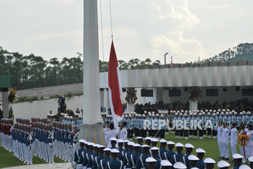 Anggota Paskibraka 2024 melakukan upacara penurunan bendera dalam rangka HUT ke-79 Kemerdekaan Republik Indonesia.