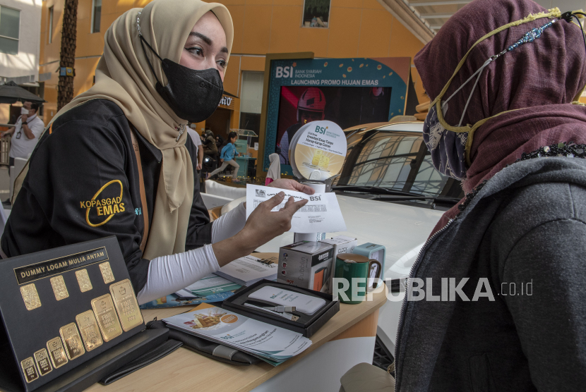 Petugas melayani warga yang akan menabung emas di gerai Gadai Emas dan Cicil Emas BSI di Pasar Mayestik, Kebayoran Baru, Jakarta, Rabu (6/7/2022). 