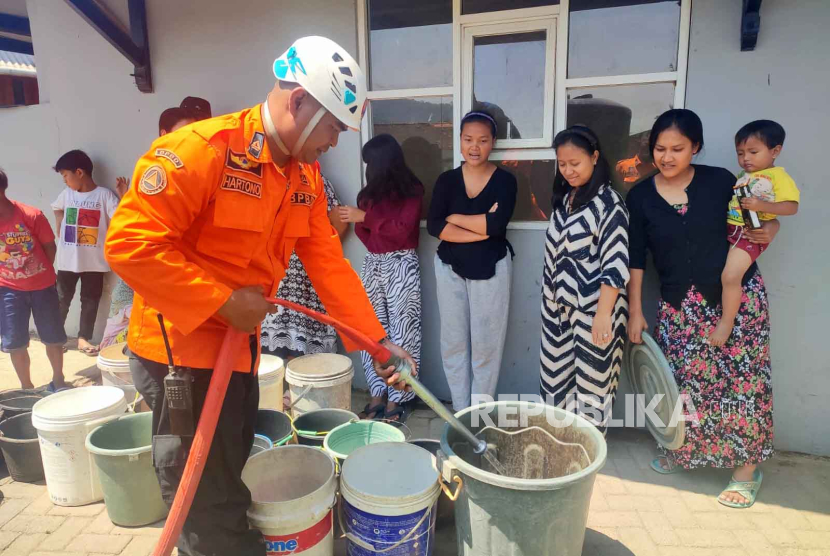 BPBD Kabupaten Garut mendistribusikan bantuan air bersih. 