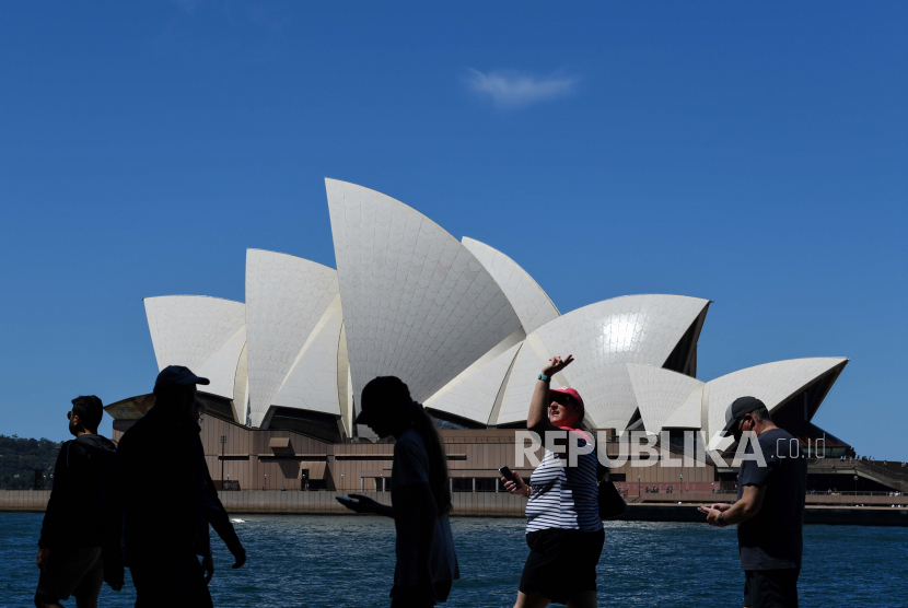 Masyarakat terlihat di area makan luar ruangan di The Sydney Opera House, di Sydney, Australia, 17 Oktober 2021. Australia akan mengizinkan warga negaranya melakukan perjalanan ke berbagai negara termasuk Indonesia.