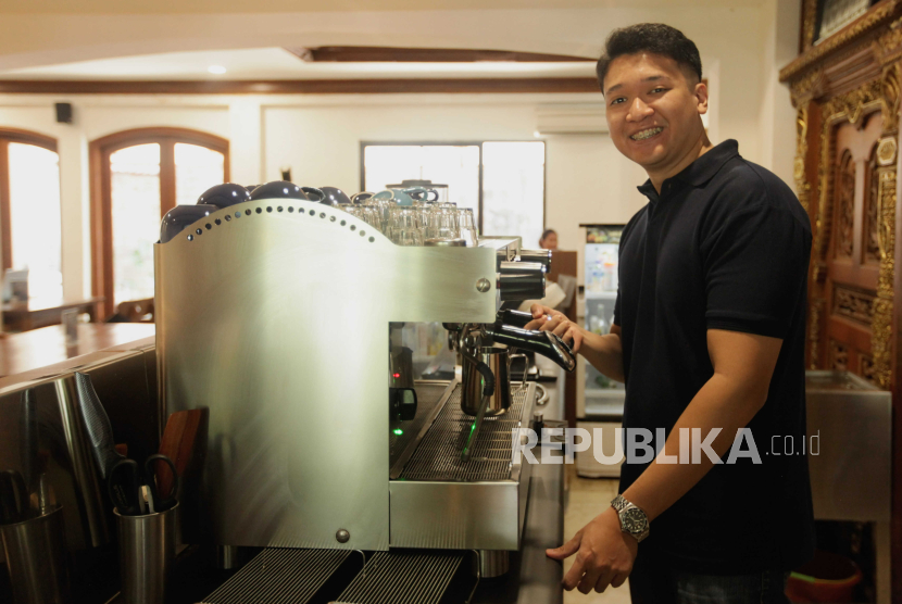 Founder Sunyi Coffee Mario berpose disela menyiapkan kopi di Kebayoran Baru, Jakarta, Selasa (1/8/2023). Sunyi Coffee yang sudah beroperasi selama lima bulan tersebut memberdayakan penyandang disabilitas untuk bekerja sebagai barista dan pramusaji.