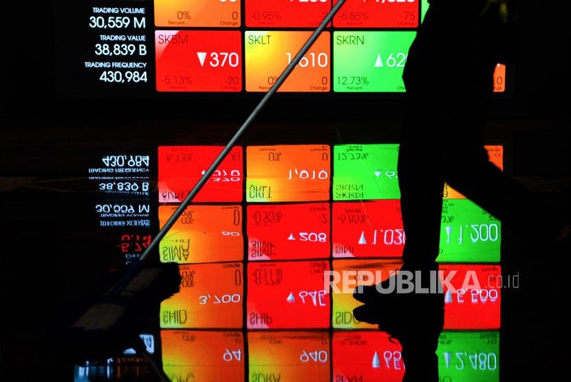 Indeks Harga Saham Gabungan (IHSG) berakhir di zona negatif pada perdagangan Kamis (9/7). Indeks saham melemah 0,46 persen atau turun 23,38 poin ke level 5.052,79.