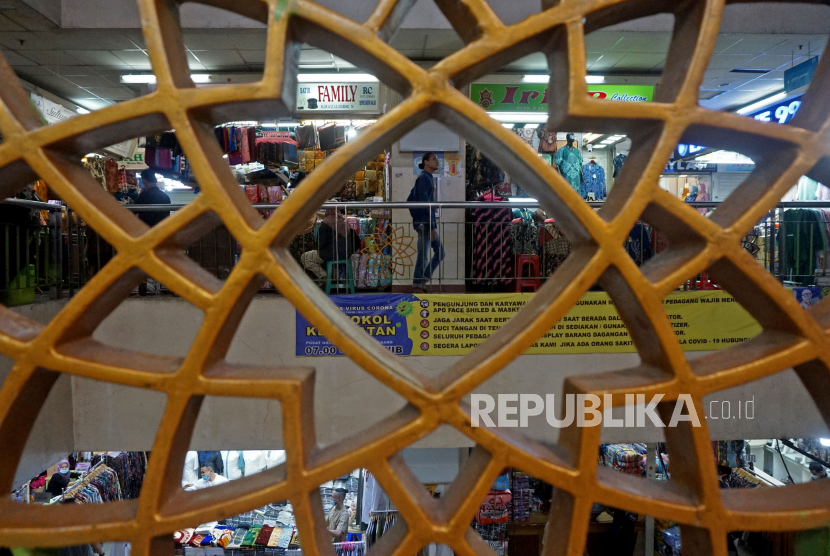 Perumda Pasar Jaya melakukan penyesuaian terhadap aturan operasional di seluruh Pasar Tanah Abang yang kembali beroperasi mulai Senin (26/7) hari ini. Salah satunya, yakni pengunjung dan pedagang pasar wajib menunjukan bukti vaksinasi Covid-19. (Foto: Pasar Tanah Abang)