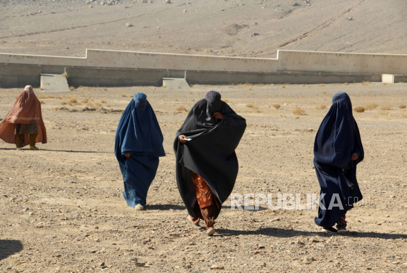 Perempuan Afghanistan berkumpul untuk menerima barang bantuan musim dingin yang didistribusikan oleh UMMAH Welfare Trust (UWT), sebuah badan amal bantuan,di Kandahar, Afghanistan, (28/12/2023).