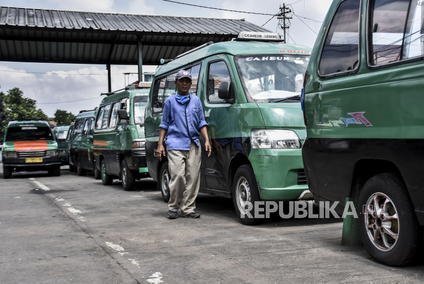 Seorang sopir angkot berjalan di samping kendaraan angkot di Terminal Cicaheum, Kota Bandung, beberapa waktu lalu.