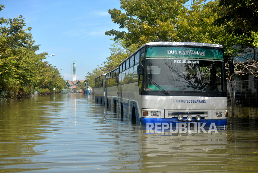 Banjir Rob masih menggenangi kawasan berikat di Pelabuhan Tanjung Emas, Semarang, Jawa Tengah, beberapa waktu yang lalu. Foto ilustrasi