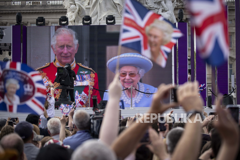Orang-orang di Mall menonton Yang Mulia, Ratu dan Pangeran Wales di balkon Istana Buckingham. Kondisi Sang Ratu melemah setelah mengalami batuk parah dan infeksi dada.