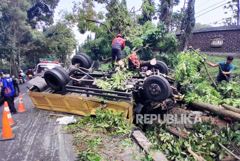 Sebuah truk bernomor polisi D 8951 BY menabrak satu unit mobil Grand Livina dan sepeda motor di Jalan Raya Kolonel Masturi, Cimahi, Senin (27/5/2024) sekitar pukul 11.00 WIB. Akibatnya, pengemudi truk bernama Asep Wahyudin tewas di tempat kejadian perkara (TKP). 