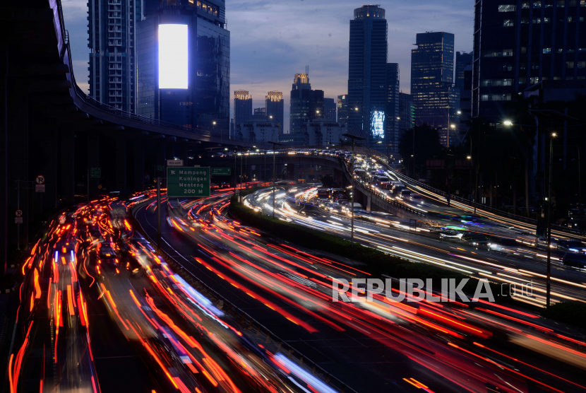 Sejumlah kendaraan melintas di Jalan Gatot Subroto, Jakarta. Pemprov DKI Jakarta meminta operator jaringan utilitas ikut bantu mengatasi kemacetan.