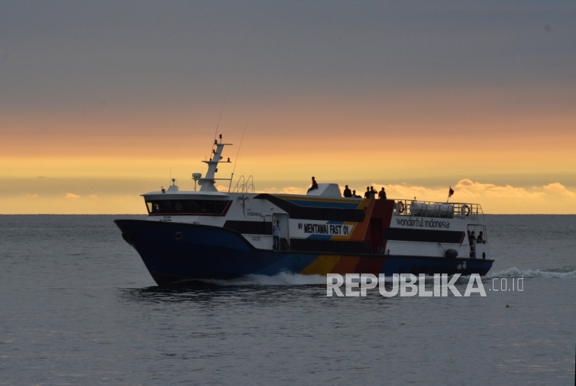 Kapal Cepat Mentawai Fast menjelang bersandar di Pelabuhan Muara, Padang, Sumatera Barat, Jumat (7/5).