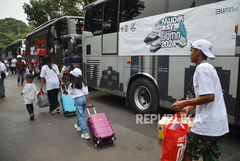 Peserta mudik bersiap naik bis di depan Gedung Sate, Jalan Diponegoro Kota Bandung, Jawa Barat, Jumat (5/4/2024). Ajarkan anak untuk tahu apa yang harus dilakukan saat terpisah dari orang tua.