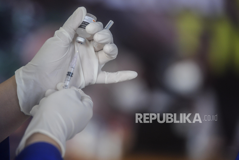Vaksinasi dosis pertama untuk warga DKI Jakarta hingga saat ini telah mencapai lebih dari tujuh juta jiwa, tepatnya 7.050.648 orang. Angka tersebut belum termasuk program Vaksin Gotong Royong sebanyak 146.157 orang. (Foto ilustrasi: Tenaga kesehatan memasukan dosis vaksin Covid-19)