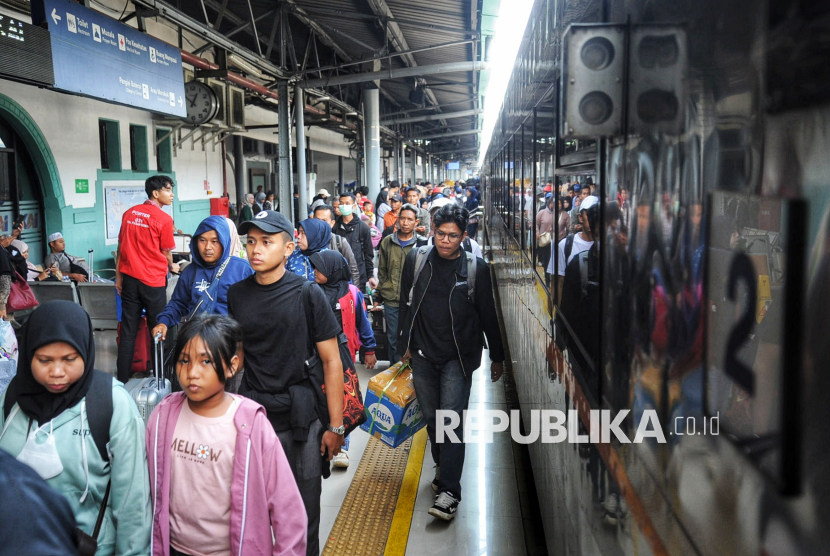 Sejumlah penumpang kereta api berjalan keluar setibanya di Stasiun Pasar Senen, Jakarta, Jumat (4/4/2025). 