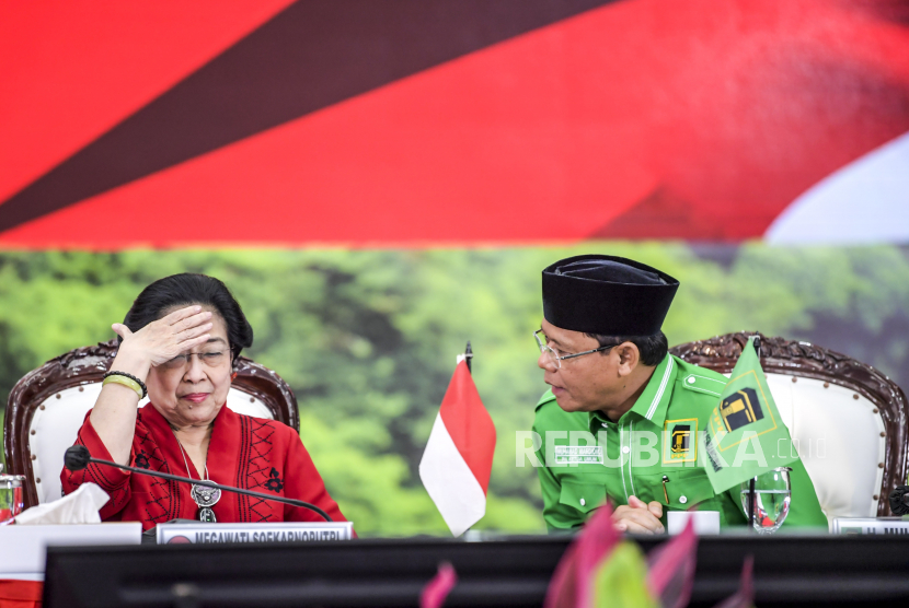Ketua Umum PDIP Megawati Soekarnoputri (kiri) berbincang dengan Plt Ketua Umum PPP Mardiono (kanan) saat melakukan pertemuan di kantor DPP PDIP, Jakarta, Ahad (30/4/2023). Partai Demokrasi Indonesia Perjuangan (PDI P) dan Partai Persatuan Pembangunan (PPP) secara resmi menjalin kerja sama politik untuk menangkan Ganjar Pranowo di Pilpres 2024.