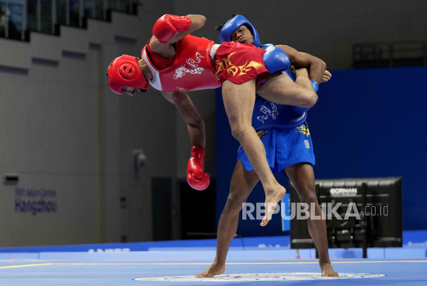 Atlet wushu Indonesia Samuel Marbun (biru) dalam final Wushu nomor Men's Sanda 65 Kg. 