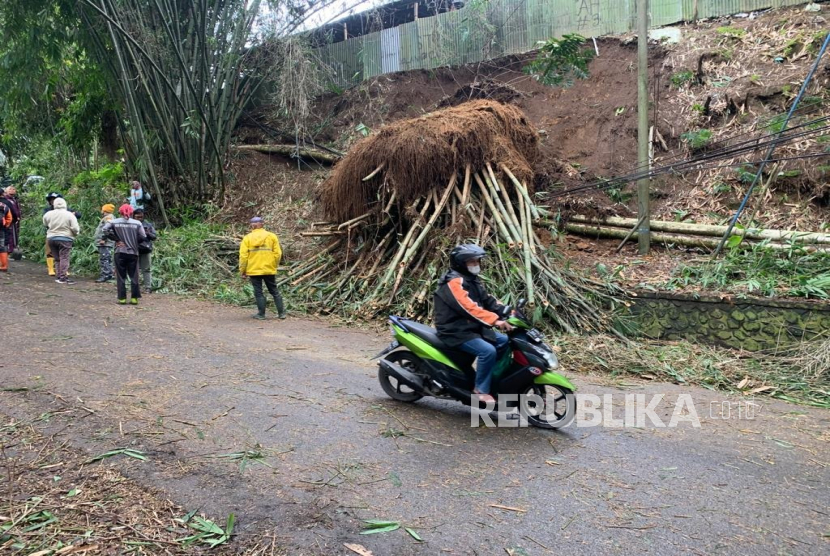 Longsor tebing membawa pohon bambu di tepi ruas Jalan Kolonel Masturi, Desa Kertawangi, Kabupaten Bandung Barat (KBB), Jawa Barat, Selasa (28/2/2023). 