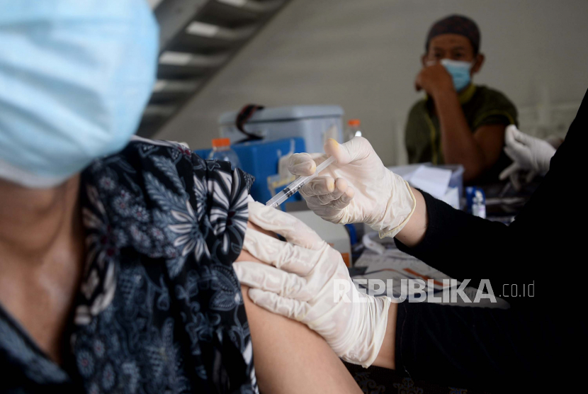 Tenaga kesehatan Puskesmas Kecamatan Menteng menyuntikkan vaksin Covid-19 kepada warga saat pelaksanaan vaksinasi Covid-19 dinamis wilayah Kecamatan Menteng di RW 01 Kelurahan Cikini, Menteng, Jakarta Pusat, Sabtu (11/9). 