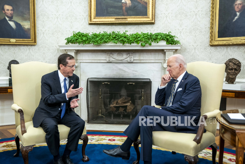 Presiden AS Joe Biden (kanan) bertemua Presiden Israeli Isaac Herzog di Gedung Putih, Washington, DC ,18 Juli 2023. 