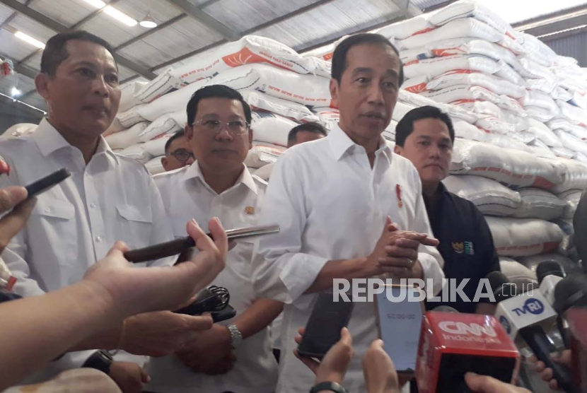 Presiden Jokowi saat meninjau persediaan beras di Gudang Bulog Dramaga, Kabupaten Bogor, Jawa Barat, Senin (11/9/2023).