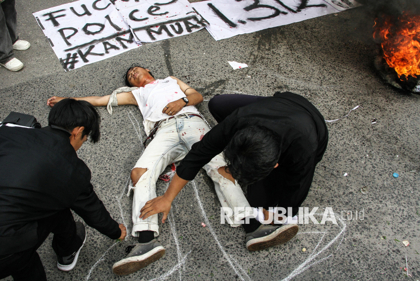 Pengunjuk rasa yang tergabung dalam Aliansi Barikade menampilkan aksi teatrikal penembakan warga sipil di depan Polda Kalteng, Palangka Raya, Kalimantan Tengah, Kamis (19/12/2024). Mereka menuntut transparansi proses penanganan kasus pembunuhan yang dilakukan oleh oknum polisi Polresta Palangka Raya Brigadir Anton Kurniawan Stiyanto yang menembak warga sipil Budiman Arisandi asal Banjarmasin yang mengakibatkan korban meninggal dunia dan mendesak evaluasi serta audit berkala terhadap institusi kepolisian. 