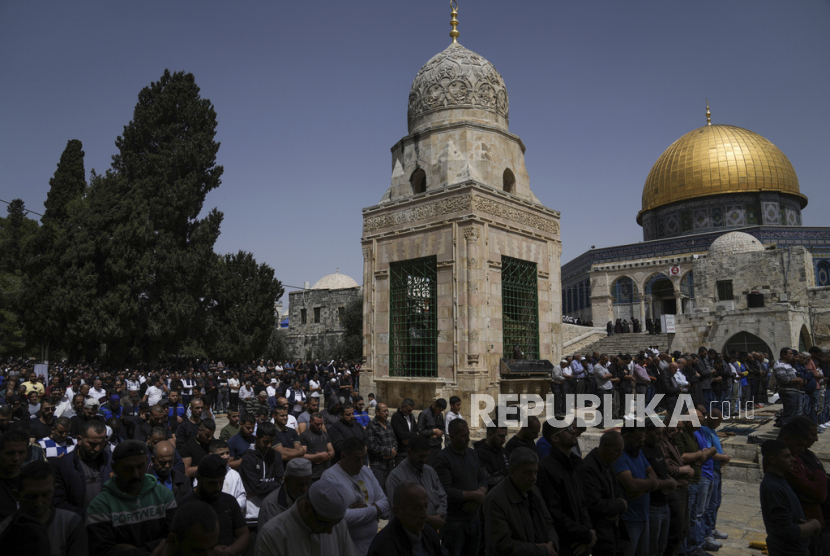 Umat Muslim Palestina melakukan shalat jumat di Al-Aqsa.