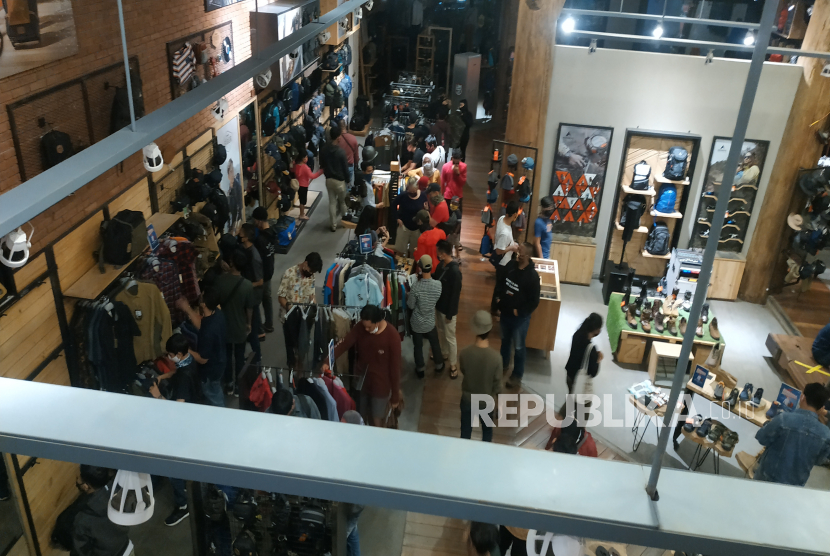 Warga memadati pusat perbelanjaan di Jakarta, Kamis (21/5/2020). Meski masih dalam penerapan PSBB, sejumlah toko penyedia pakaian mulai ramai dikunjungi calon pembeli menjelang Idul Fitri 1441 H
