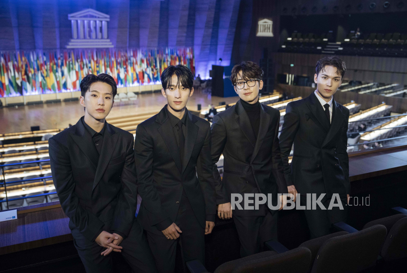 SEVENTEEN group members pose after an interview prior to their show, in Paris, Tuesday, Nov.14, 2023. South Korean K-Pop group SEVENTEEN was invited to perform a show during the Unesco Youth Forum, inside Unesco headquarters in Paris. 