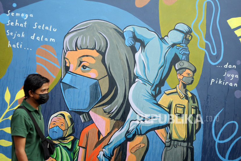Warga melintasi mural bertemakan Covid-19 di Cibinong, Kabupaten Bogor, Jawa Barat. (ilustrasi) 