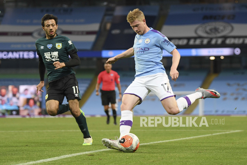 Pemain  Manchester City Kevin De Bruyne (kanan), menendang bola di bayangi pemain Burnley Dwight McNeil dalam laga Liga Primer Inggris antara Manchester City dan Burnley di Etihad Stadium, di Manchester, Inggris, Senin (22/6/2020).  