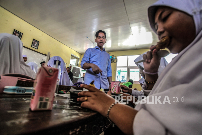 Wakil Presiden terpilih Gibran Rakabuming Raka meninjau uji coba pelaksanaan program makan bergizi gratis di SDN Sentul 03,  Kabupaten Bogor, Jawa Barat, Selasa (23/7/2024). Program makan bergizi gratis dengan anggaran Rp71,5 triliun tersebut telah dimasukkan ke Rancangan Anggaran Pendapatan dan Belanja Negara (APBN) 2025, dan pelaksanaannya nanti akan disesuaikan dengan daerah masing-masing. 