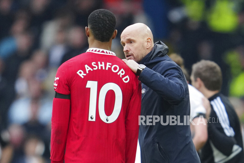 Pelatih kepala Manchester United Erik ten Hag (kanan) berbicara dengan Marcus Rashford pada pertandingan sepak bola.