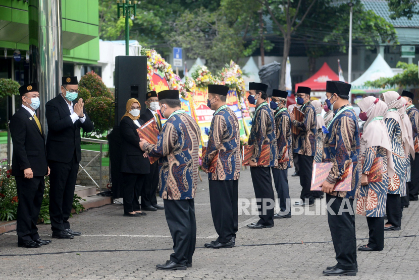 Direktur Utama RS Islam Jakarta Cempaka Putih Pradono Handojo memberi salam usai memberikan medali penghargaan kepada pegawai dengan masa bakti 20 tahun saat upacara milad 50 Tahun RS Islam Jakarta Cempaka Putih, Rabu (23/6). Milad 50 Tahun RS Islam Jakarta Cempaka Putih tersebut mengakat tema Menjalin Sinergi, Meraih Prestasi.Prayogi/Republika 