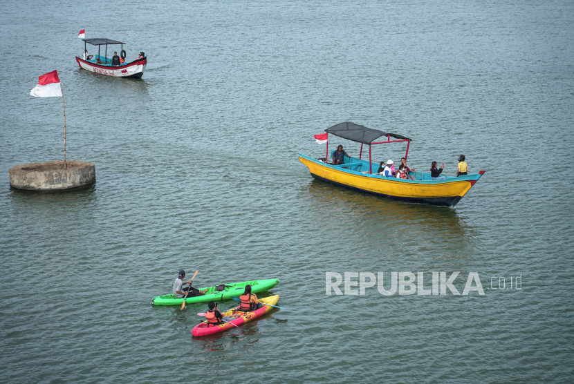 Wisatawan menaiki perahu di Sungai Opak, Kretek, Bantul, DI Yogyakarta.