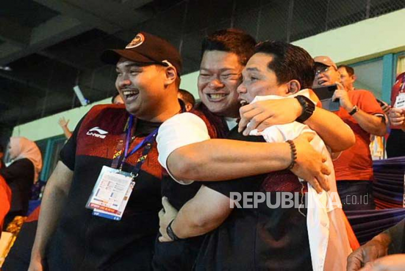 Ketua Umum PSSI Erick Thohir (kanan), Menteri Pemuda dan Olahraga Republik Indonesia (Menpora RI) Dito Ariotedjo, Ketua Umum NOC Indonesia Raja Sapta Okto Hari (dari kiri) merayakan kemenangan saat Timnas Sepak Bola U-22 memasukan bola ke gawang Thailand saat pertandingan final sepak bola SEA Games 2023 di National Olympic Stadium, Phnom Penh, Kamboja, Selasa (16/5/2023). Indonesia meraih medali emas usai memenangi pertandingan dengan skor 5-2.