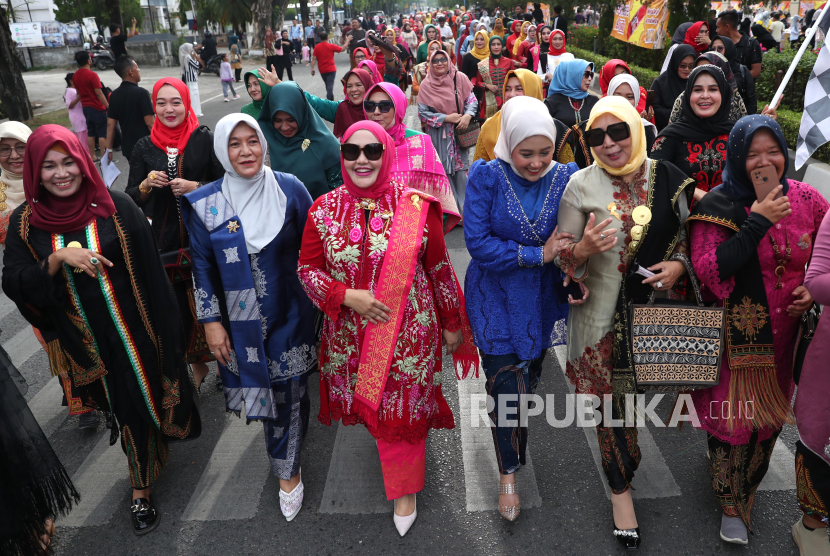 Warga mengenakan kebaya untuk memeriahkan Hari Kebaya Nasional yang diperingati setiap 26 Juli 2024.