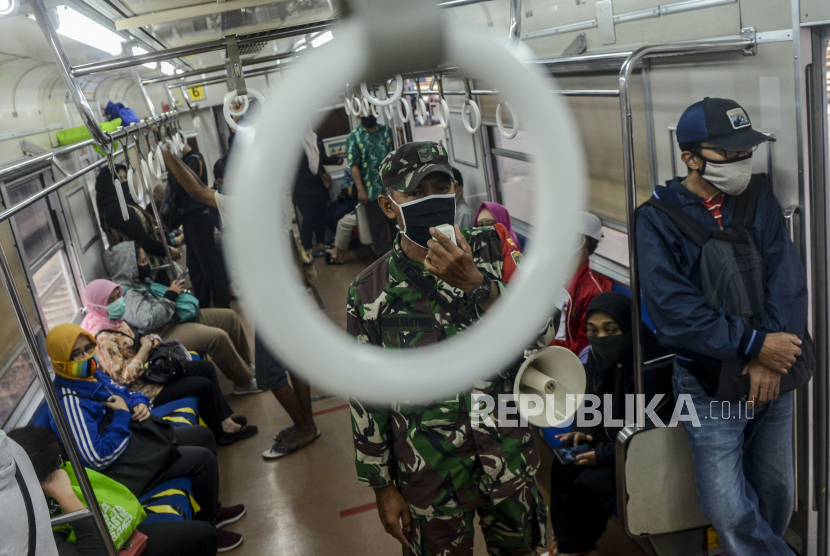 Penumpang KRL di Stasiun Manggarai, Jakarta, Kamis (28/5). Protokol kesehatan pada moda transportasi publik yang ditetapkan KCI mensyaratkan agar penumpang tak berbicara secara langsung maupun menelepon saat berada di kereta.