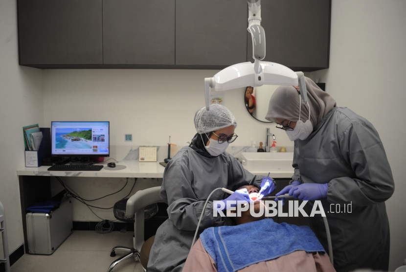 Dokter gigi melakukan perawatan kepada pasien (ilustrasi).  Dari sekitar 8 juta peserta CKG, ditemukan fakta bahwa satu dari dua orang memiliki masalah gigi.
